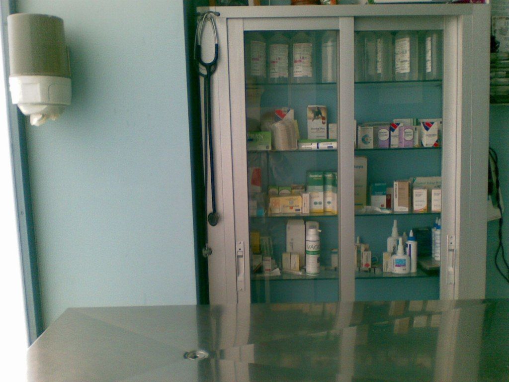 Sala de consulta de la clínica con la mesa de exploración